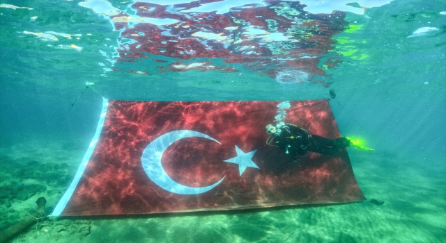 Mersin’de dalgıçlardan su altında Cumhuriyet Bayramı kutlaması