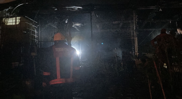 Mersin’de muz serasının ardiye bölümünde çıkan yangın söndürüldü