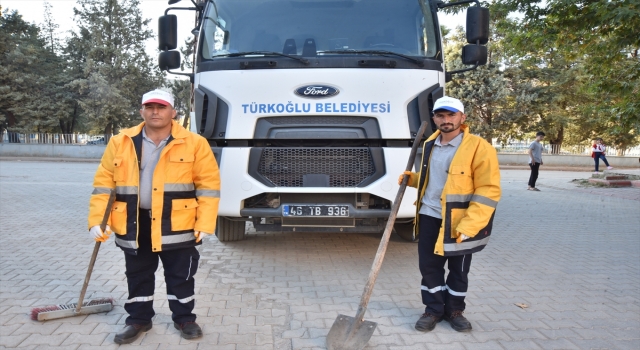 Kahramanmaraş’ta yolda temizlik yapan işçiler buldukları cüzdanı sahibine teslim etti