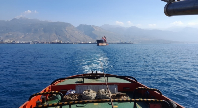 İskenderun Körfezi’nde karaya oturan gemi yüzdürülerek İzmir’e götürülüyor