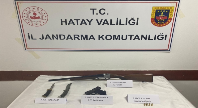 Hatay’da otomobilde silah ve kesici aletler bulundu
