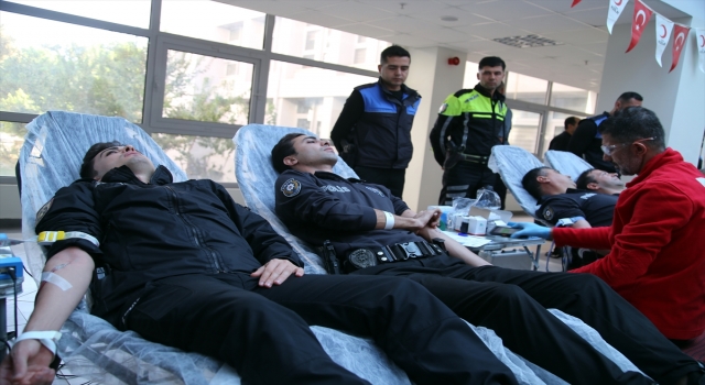 Adana’da polis, Türk Kızılaya kan ve kök hücre bağışladı