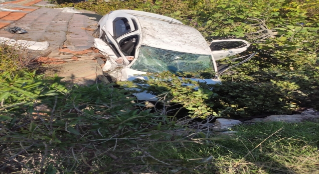Alanya’da evin üzerine devrilen otomobildeki 2 kişi yaralandı