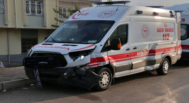 Osmaniye’de ambulansla otomobilin çarpışması sonucu 5 kişi yaralandı