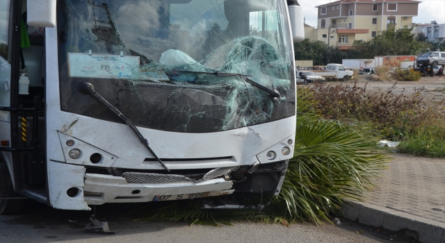 Antalya’da midibüsleri kaza yapan turistler başka araçla havalimanına götürüldü