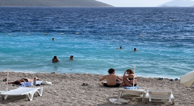 Kaş’ta tatilciler denize girmenin keyfini çıkardı