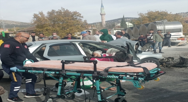 Burdur’da tırla çarpışan otomobildeki 3 kişi yaralandı