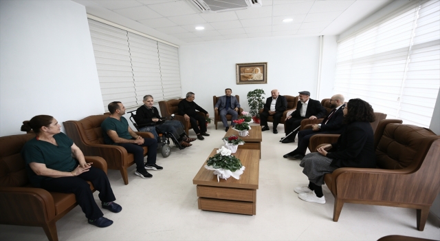 Adana’da huzurevinde kalan öğretmenlerin günü kutlandı