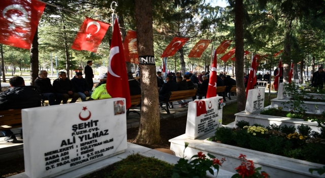 Ispartalı şehit askerler mezarı başında anıldı