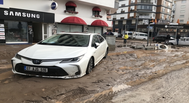 GÜNCELLEME 2 Antalya’da kuvvetli yağış sele neden oldu