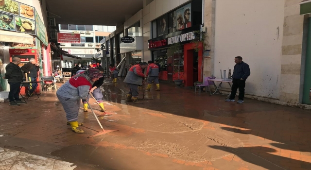 GÜNCELLEME 4 Antalya’da kuvvetli yağış sele neden oldu