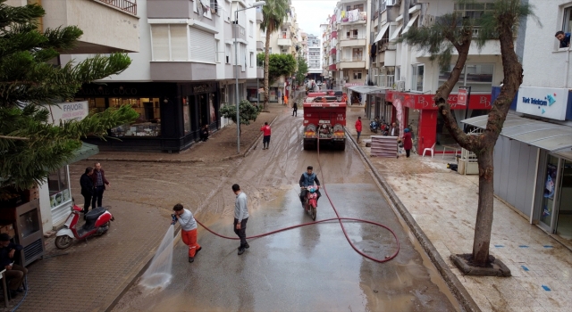 Antalya’da selden etkilenen alanlarda temizlik çalışmaları sürüyor