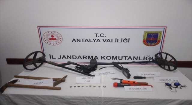 Antalya’da antik kentte kaçak kazı yapan 2 şüpheli yakalandı