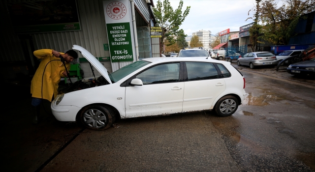 Kumlucalılar selin izlerini silmeye çalışıyor