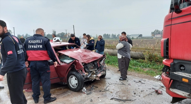 Osmaniye’de kamyon ile çarpışan otomobildeki 2 kişi yaralandı