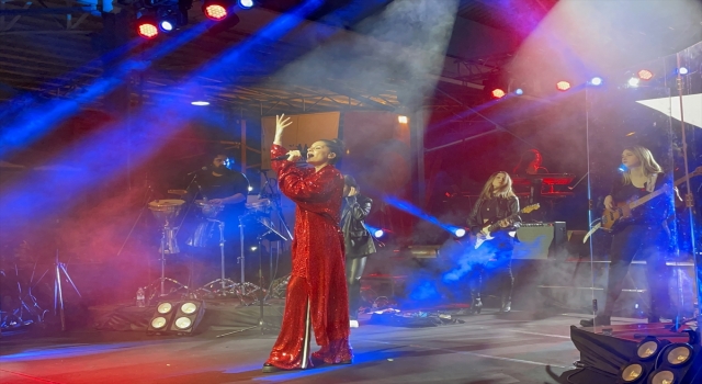 Şarkıcı Atiye Hatay’da konser verdi