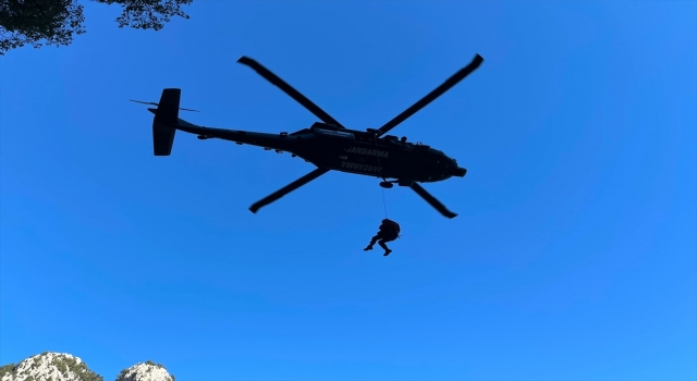 Antalya’da dağlık alanda mahsur kalan 4 Rus helikopterle kurtarıldı