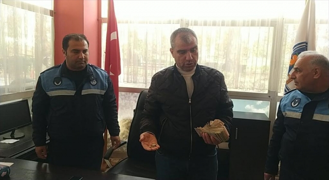 Adana’da mağaza önünde bulunan para dolu cüzdan sahibine teslim edildi