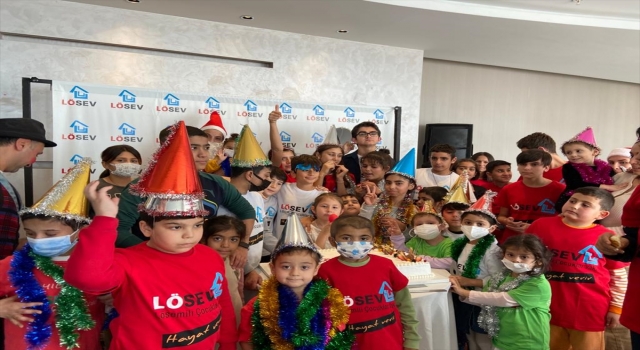 Antalya’da lösemili çocuklar yeni yıl partisinde moral buldu