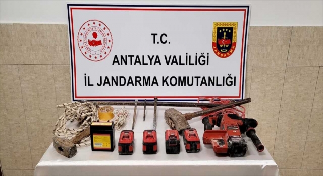 Antalya’da antik kentte izinsiz kazı yapan 4 zanlı yakalandı