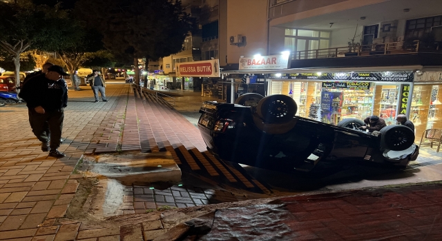Alanya’da sahibinin viteste bıraktığı araç binanın bahçesine devrildi