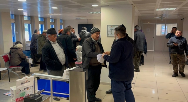 Antalya ve çevre illerde EYT’liler SGK önlerinde yoğunluk oluşturdu