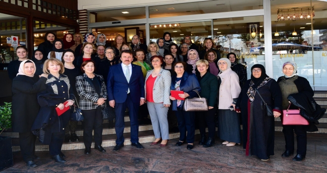 KADINLARDAN BAŞKAN ERKOÇ’A TEŞEKKÜR PLAKETİ