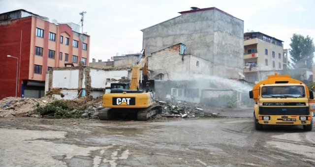 Elbistan'da Metruk Binalar Yıkılıyor