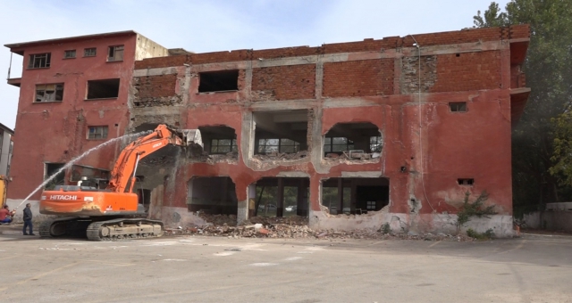 50 Yıllık Metruk Bina Yıkıldı