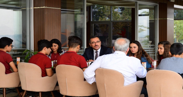 Başkan Güngör Öğrencilerle Bir Arada