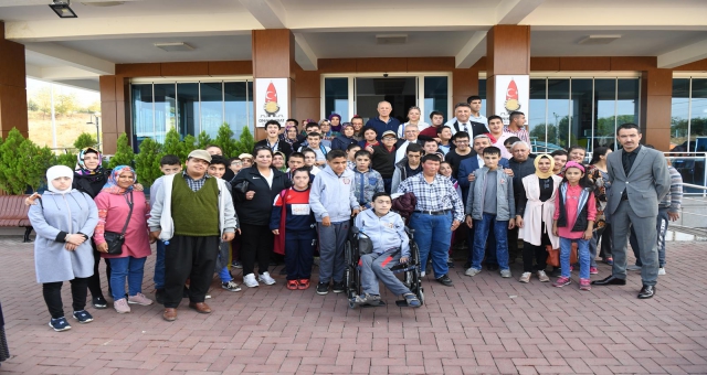 Başkan Mahçiçek’ten, Özel Eğitim Öğrencilerine Kahvaltı