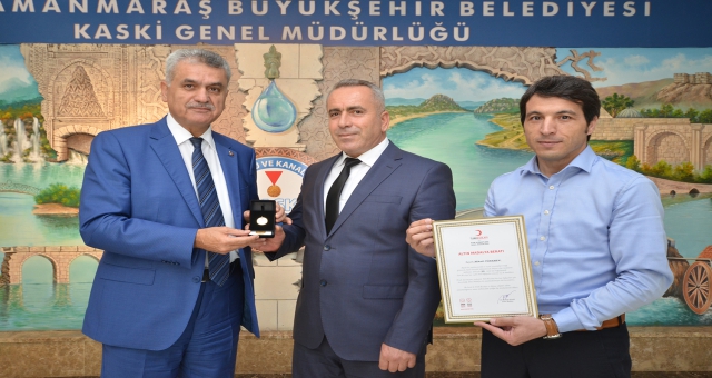 KASKİ PERSONELİ MİKAİL TÜRKMEN’E KIZILAY’DAN ALTIN MADALYA
