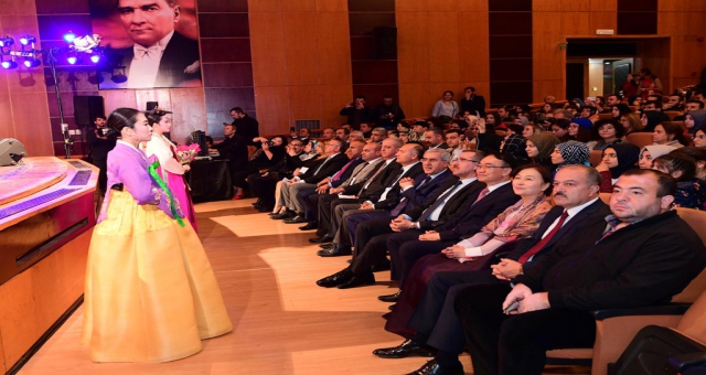 Kore Halk Oyunları Gösterisi Büyüledi
