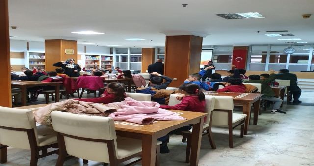 Büyükşehir, Öğrencileri Kütüphaneye Taşıyor