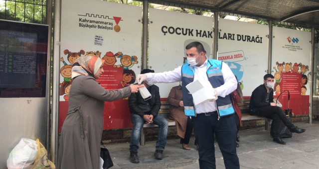 Büyükşehir maske dağıtımına devam ediyor