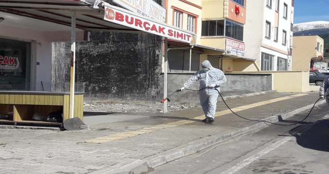 Cadde ve sokaklar dezenfekte ediliyor
