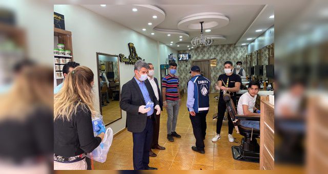 Adıyaman'da Berber ve Kuaförlere Maske Dağıttı