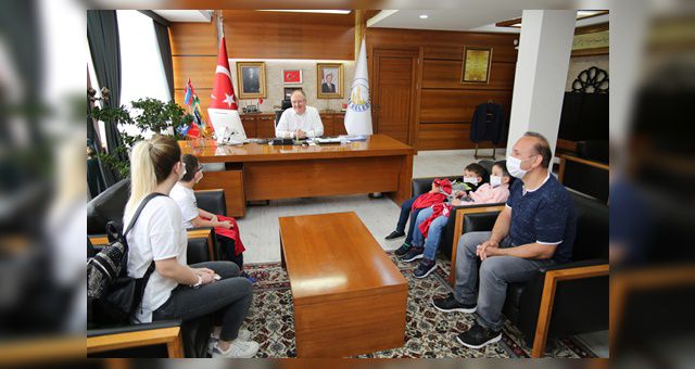 Başkan Bilgin Minik Yigidolara Forma Hediye Etti