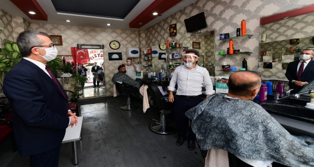 Başkan Güngör Berber Ve Kuaförlerin Yanında