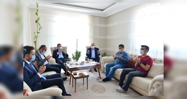 Başkan Mahçicek Bayramın İlk Gününde Şehit Aileleriyle