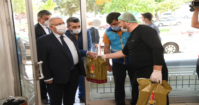 Onikişubat Belediyesi Berber Kuaförleri Dezenfekte Etti