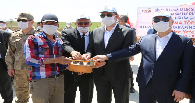 Sivas'ta Süt Ve Damızlık Düve Uygulama Eğitim Çiftliği Temeli Atıldı