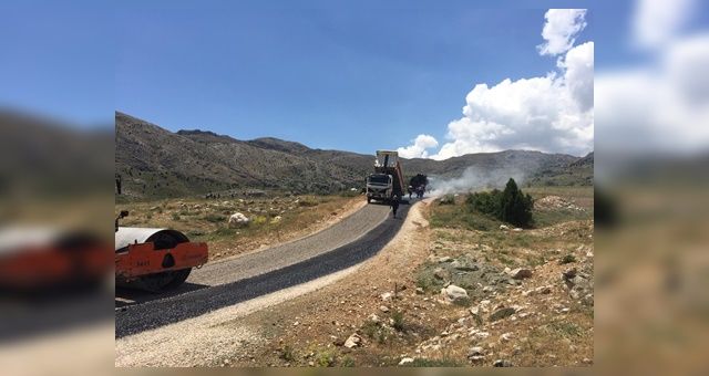 Dağlıca yolunda sathi kaplama başladı
