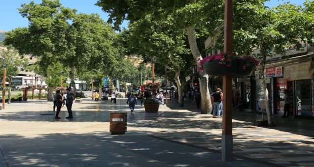 Kahramanmaraş'ta Kaldırımlara Çicek Konuldu !