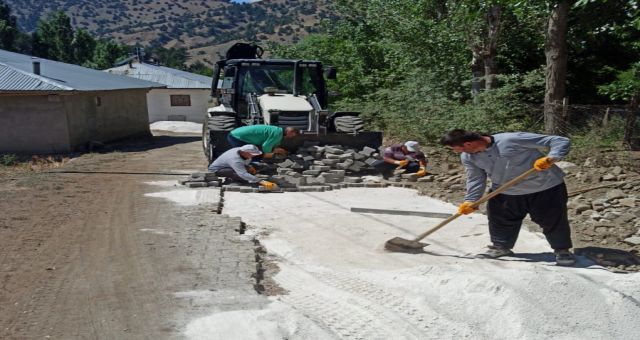 Kınıkkoz Yolu’na parke döşeniyor