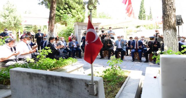 Şehitlere mezarlarına Karanfil bırakıldı