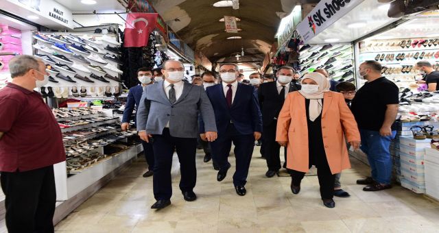Başkan Güngör Misafirleriyle Tarihi Çarşıyı Gezdi