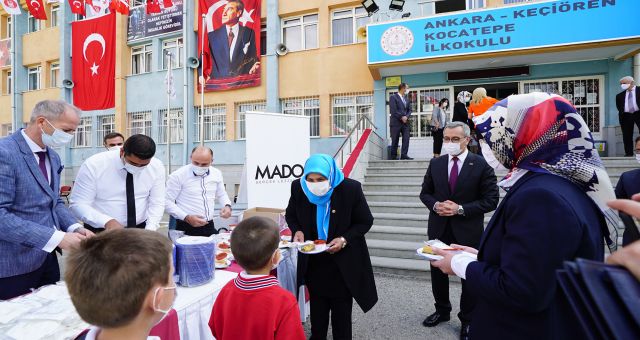 İlk Teneffüste Öğrencilere Dondurma