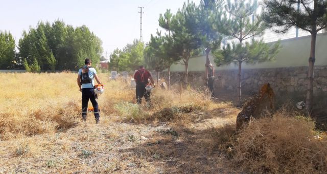 Elbistan'da Mezarlıklar Bakıma Alındı