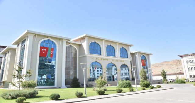 Türkoğlu Belediyesinde İki Devlet Tek Milletin Bayrağı Dalgalanıyor